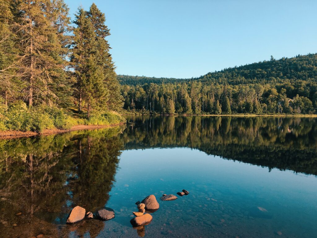 Fin de journée au bord d'un lac à proximité du parc national de la Mauricie