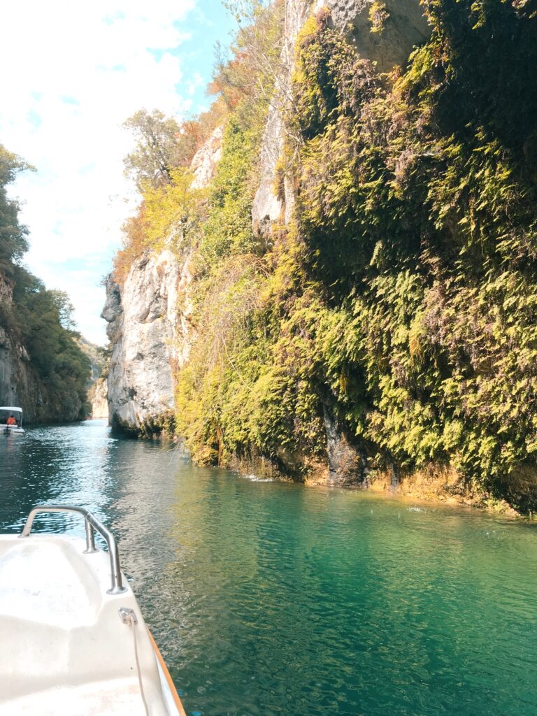 Balade en bateau dans les Basses Gorges